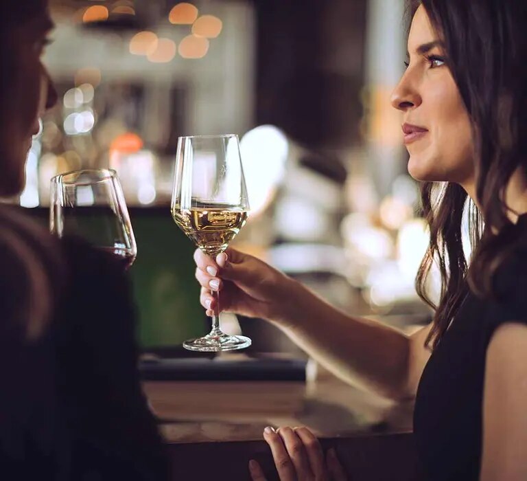 Zwei Freundinnen genießen ihren Wein
