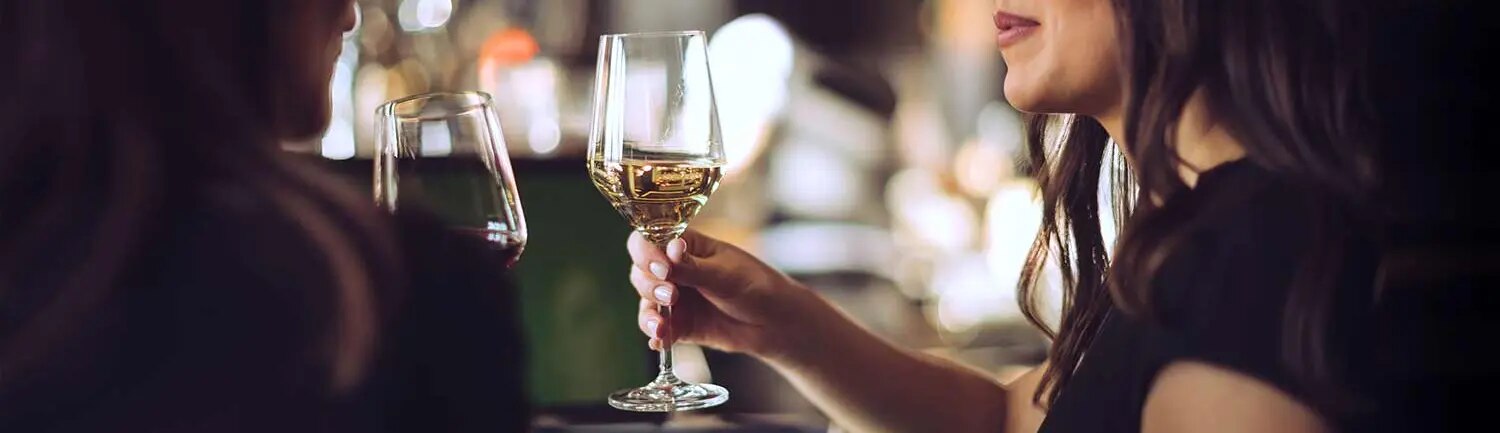 Zwei Freundinnen genießen ihren Wein