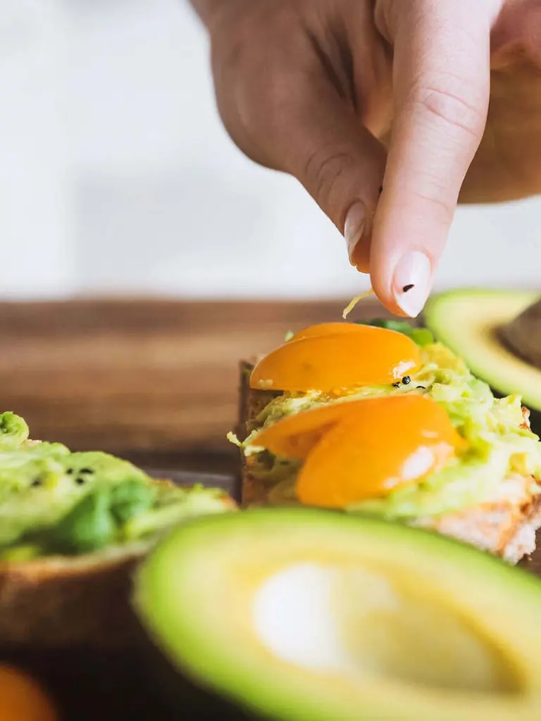 Frau bereitet ein Avocadocreme-Rezept zu