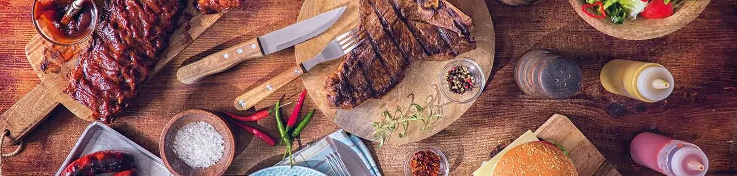 Reichlich gedeckter Barbecue Tisch