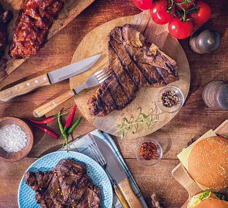 Reichlich gedeckter Barbecue Tisch