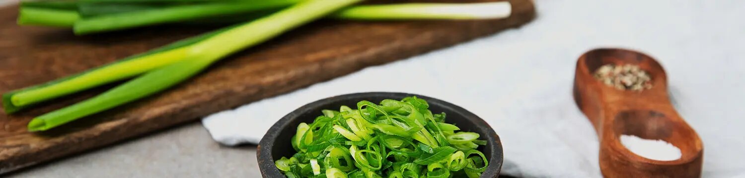 Lauchzwiebel putzen & schneiden: Tipps und Tricks von Maggi |