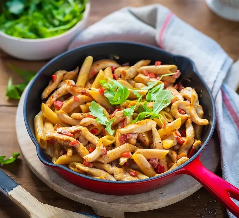 Hähnchen-Nudel-Pfanne mit Rucola