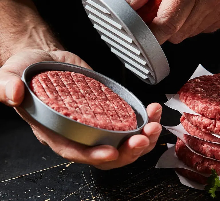 Hackfleisch richtig braten – Formen von Burger-Patties