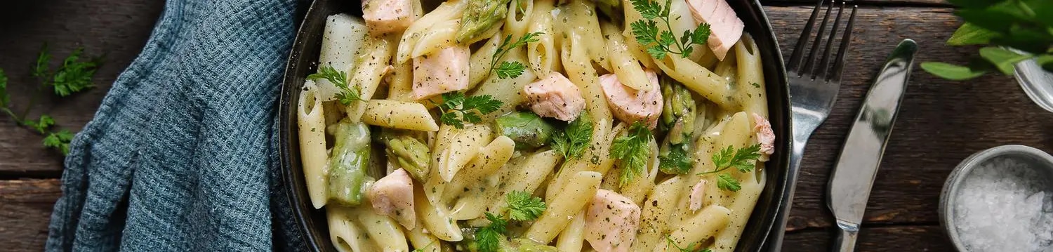 One Pot Pasta mit Spargel und Lachs