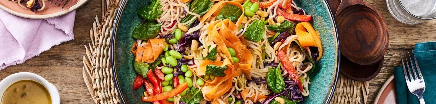 Asiatischer Nudelsalat mit Erdnuss-Sauce
