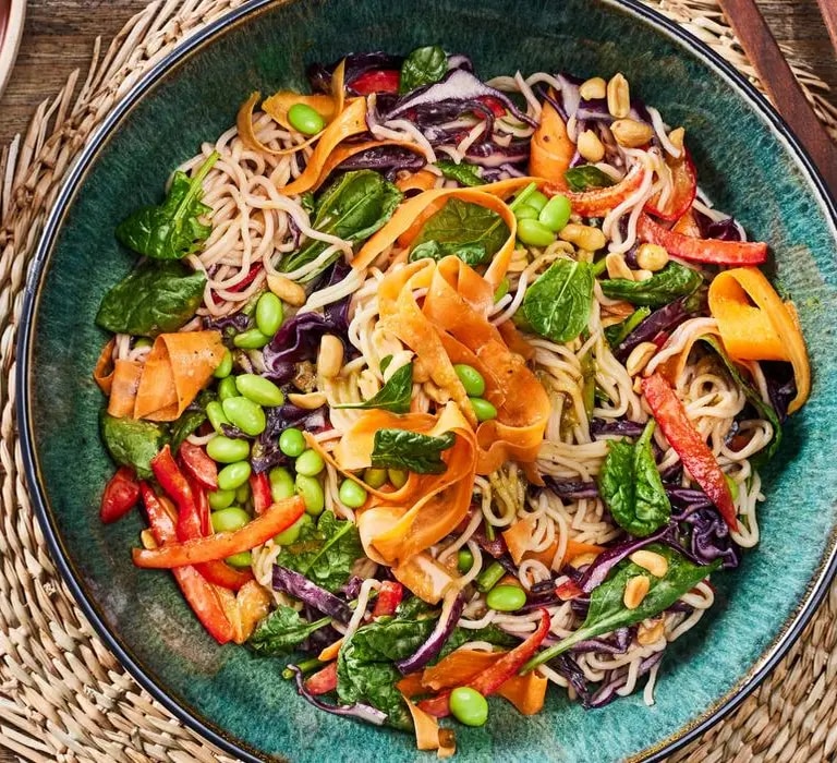 Asiatischer Nudelsalat mit Erdnuss-Sauce