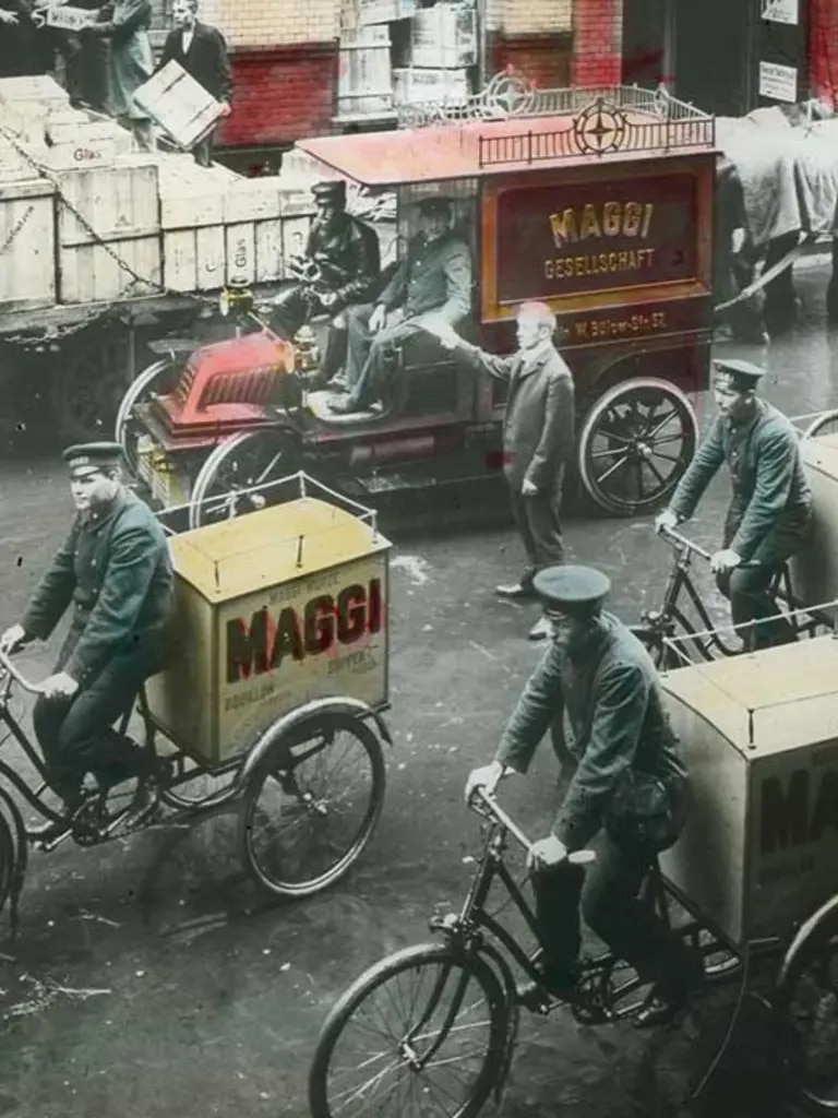 Historische Bilder von Männern auf Fahrrädern mit MAGGI Anhängern.