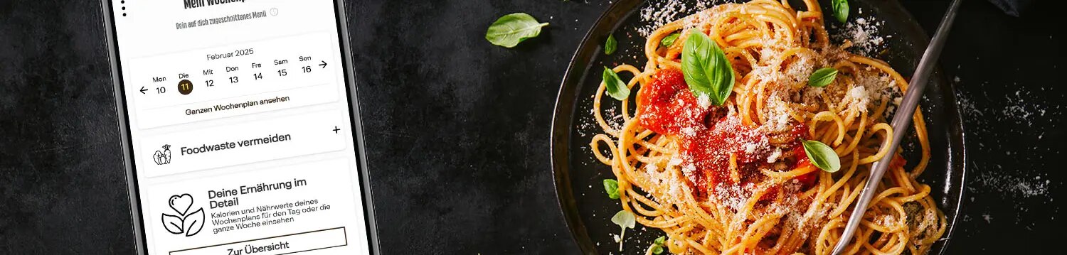 Wochenplaner Screenshot neben einer Portion Spaghetti mit Tomatensauce.