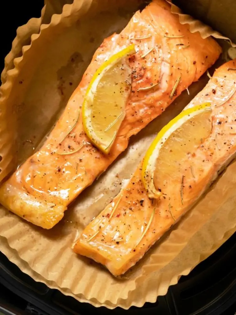 Lachs auf Backpapier in Heißluftfritteuse