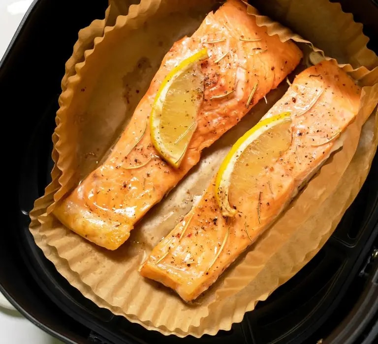 Lachs auf Backpapier in Heißluftfritteuse