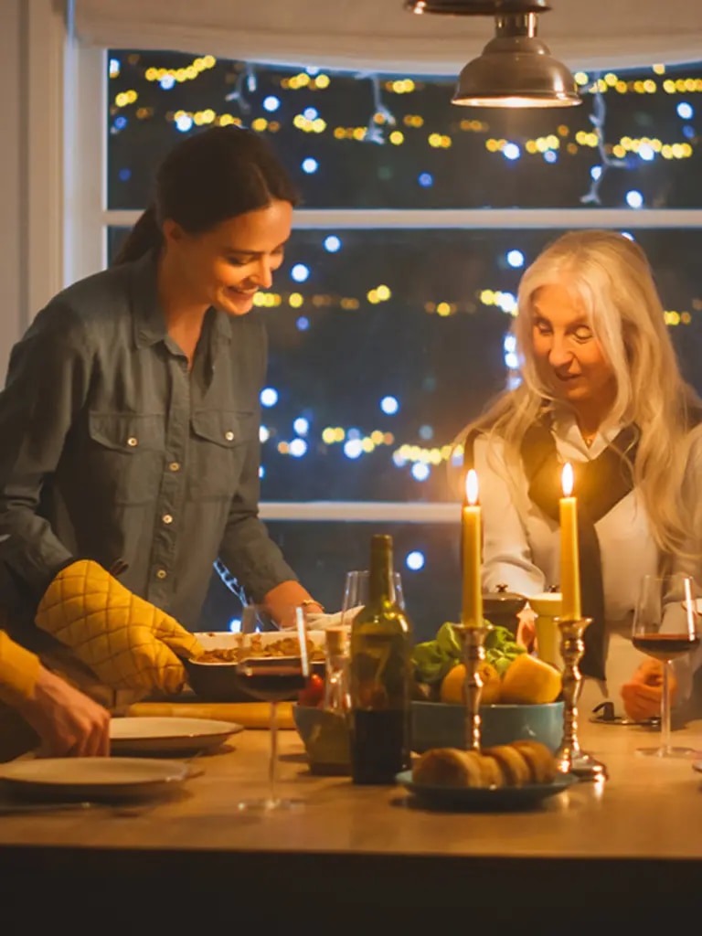 Familie beim Weihnachtsessen - alles schnell und einfach im Backofen zubereitet.