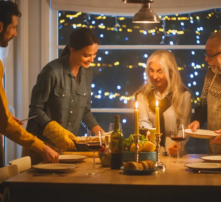 Familie beim Weihnachtsessen - alles schnell und einfach im Backofen zubereitet.