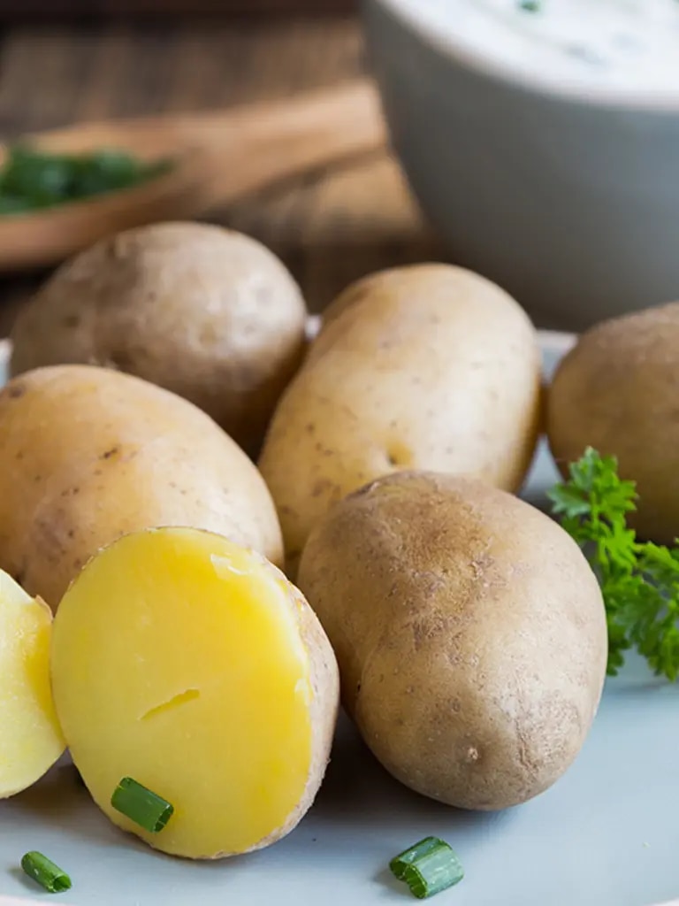 Ein Teller mit leckeren Pellkartoffeln dazu ein Dip