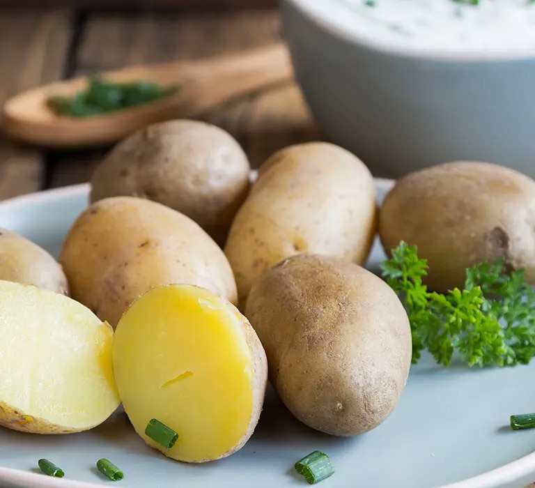 Ein Teller mit leckeren Pellkartoffeln dazu ein Dip