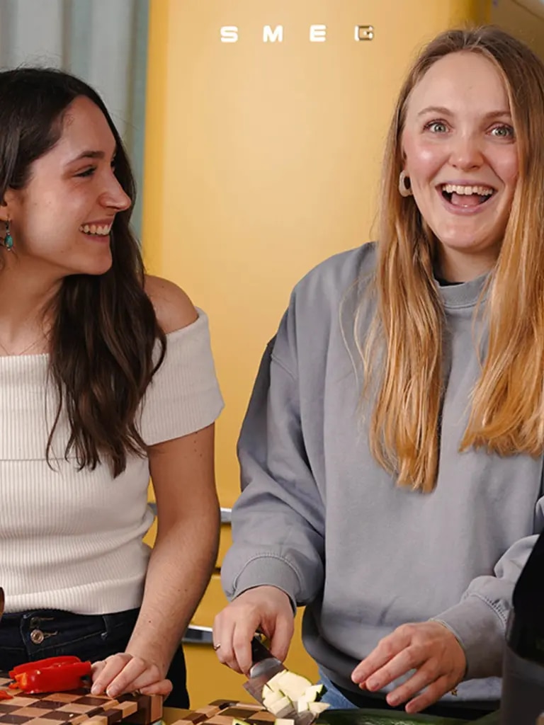 Ein Bild von den beiden Kochstudio Mitgliedern Saskia und Sofie