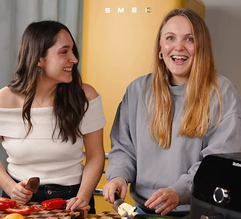 Ein Bild von den beiden Kochstudio Mitgliedern Saskia und Sofie