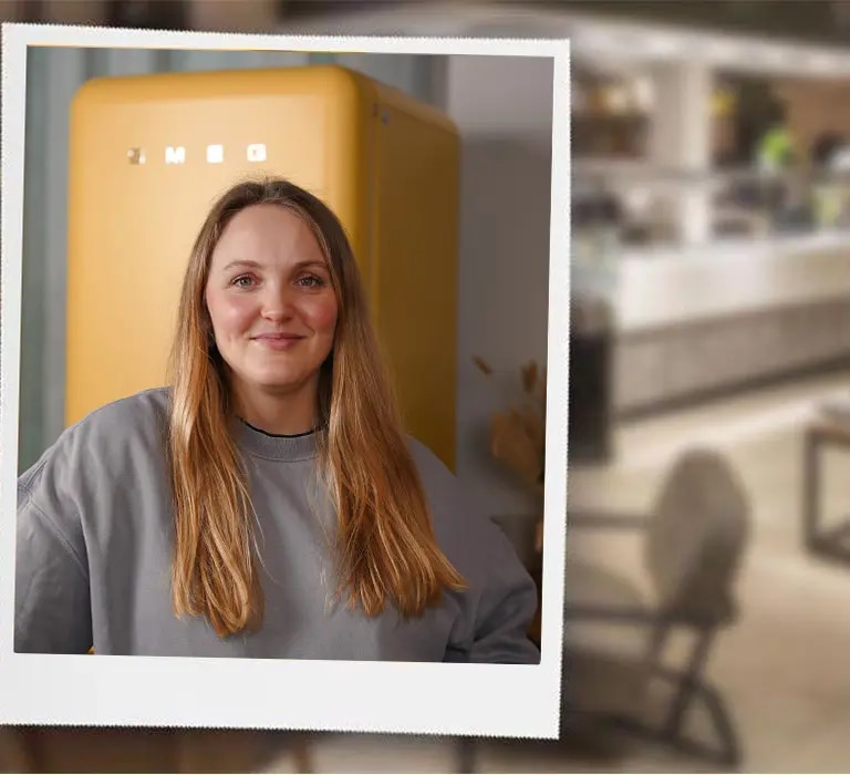 Header mit Portrait von Saskia