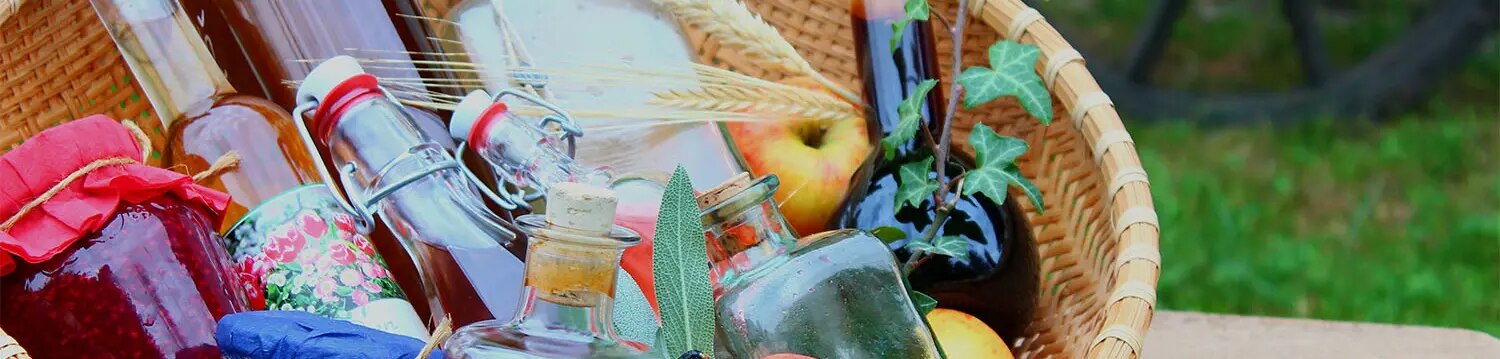Präsentkorb mit selbstgemachter Marmelade, Essig, Öl und Sirup