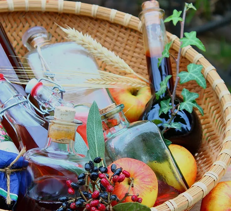 Präsentkorb mit selbstgemachter Marmelade, Essig, Öl und Sirup