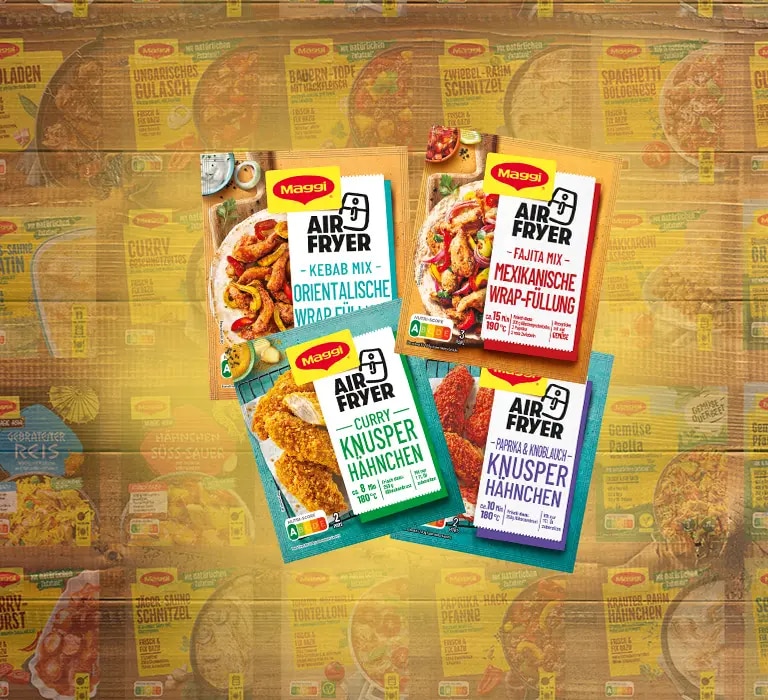 Vier Maggi Airfryer Fix Packungen für Wrap Füllung und Knusperhähnchen auf Holz, Hintergrund mit weiteren Produkten