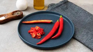 Frische Chilischoten vorbereiten