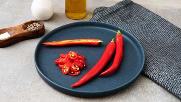 Frische Chilischoten vorbereiten