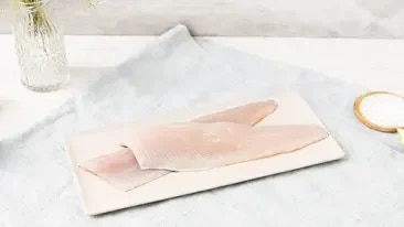 Frischen Fisch filetieren