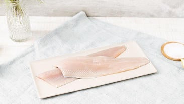 Frischen Fisch filetieren