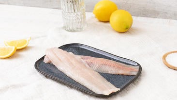 Frischen Fisch häuten