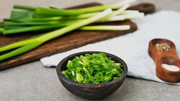 Lauchzwiebel putzen & schneiden: Tipps und Tricks von Maggi