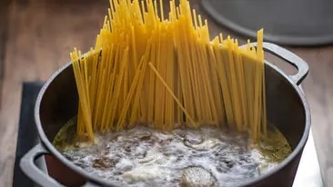 Pasta kochen.