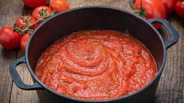 Tomatensauce verfeinern.