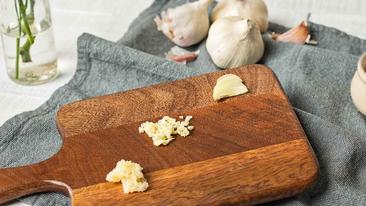Knoblauch richtig schneiden: So geht's einfach