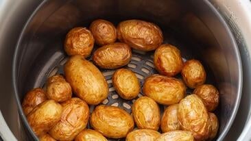 Rohe Kartoffeln in der Heißluftfritteuse kochen