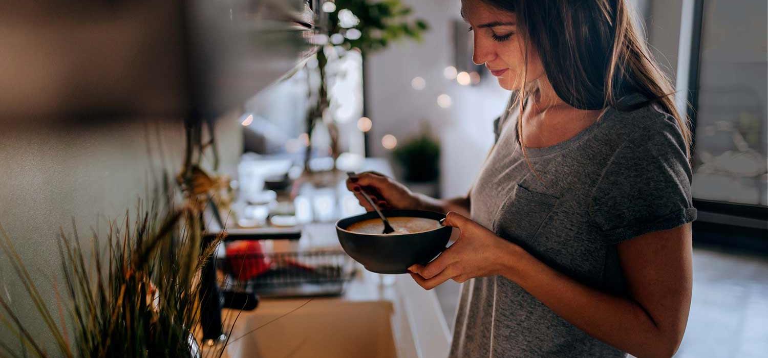 Frau bereitet sich ihrFeierabend Essen