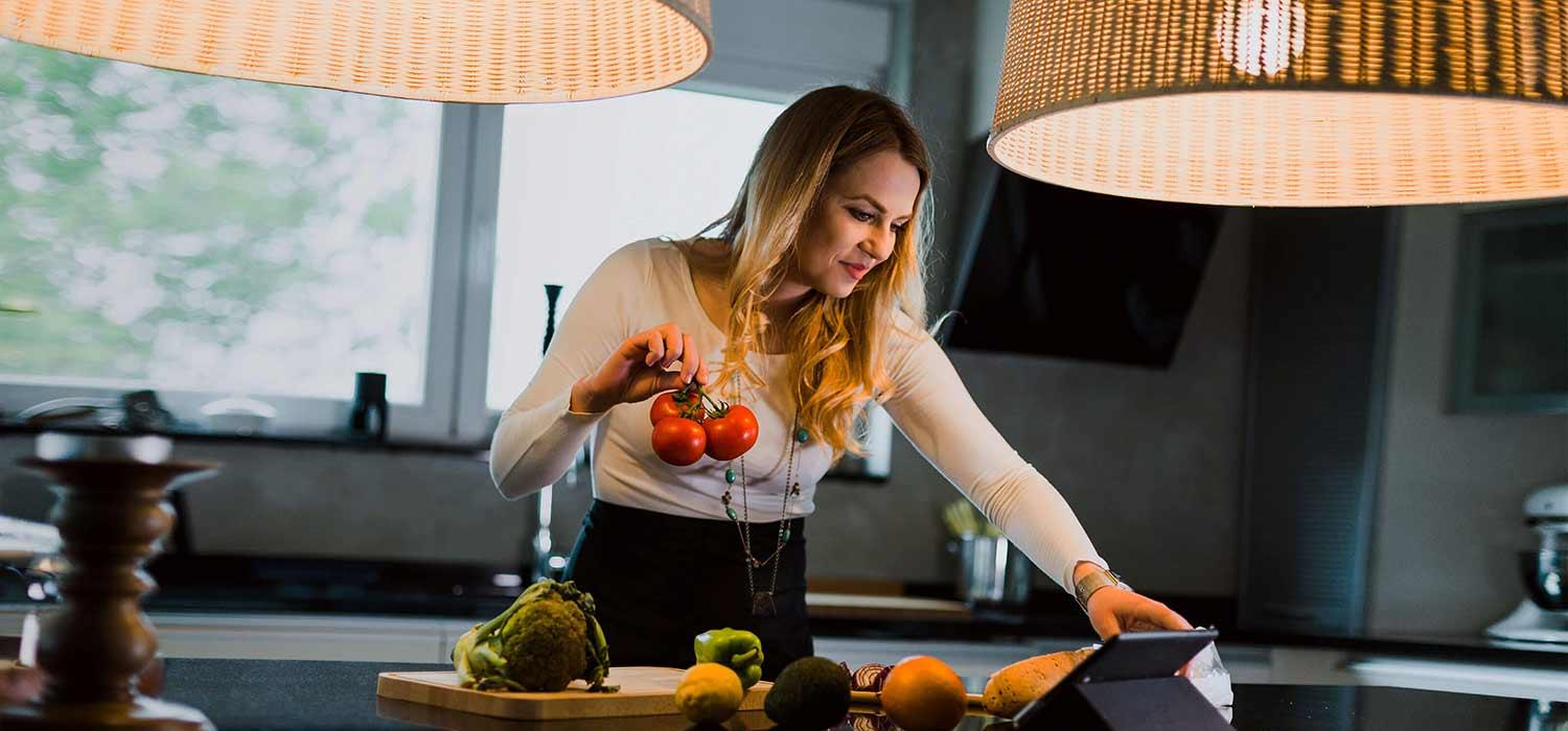 Frau bereitet ein schnelles Abendessen zu