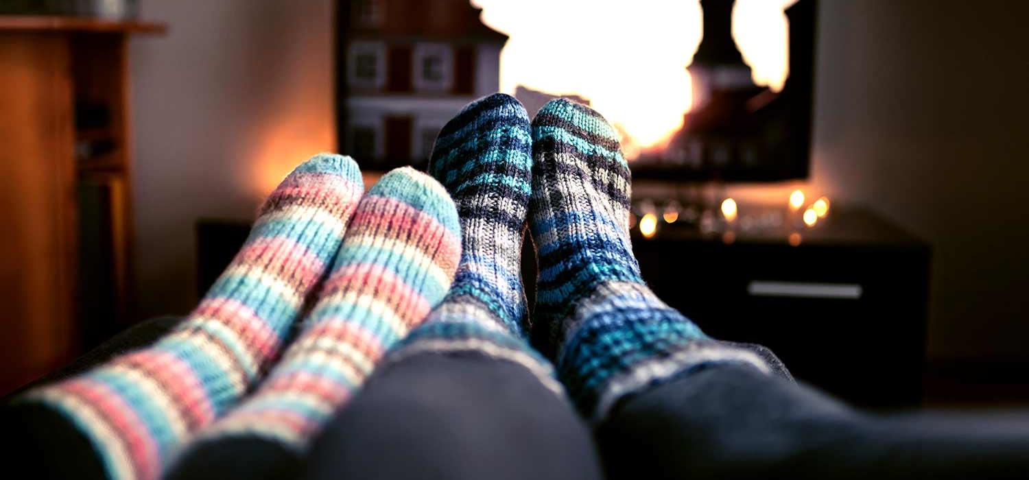 Ein Pärchen schaut einen Serienmarathon