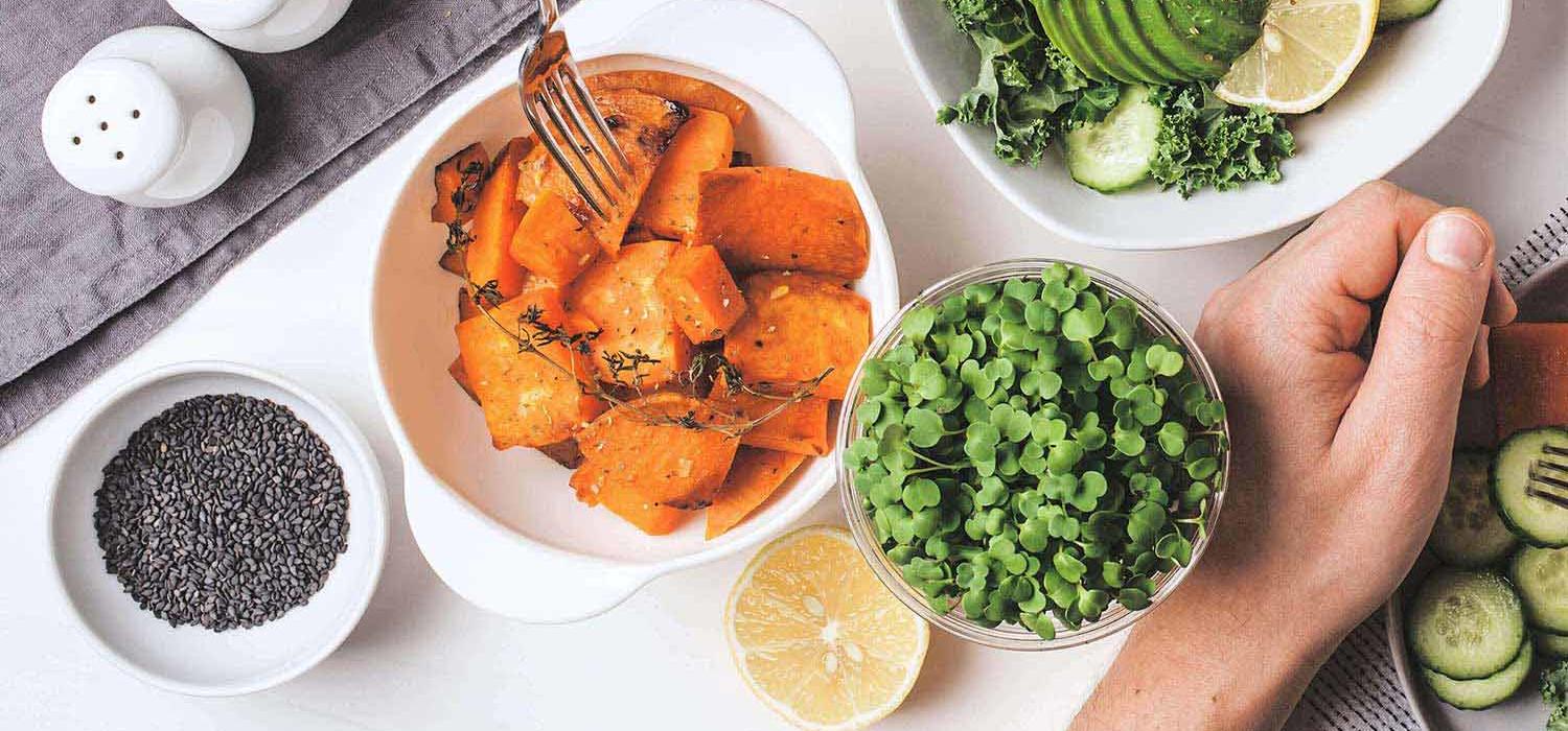 Süßkartoffeln auf einem reichhaltig gedeckten Tisch