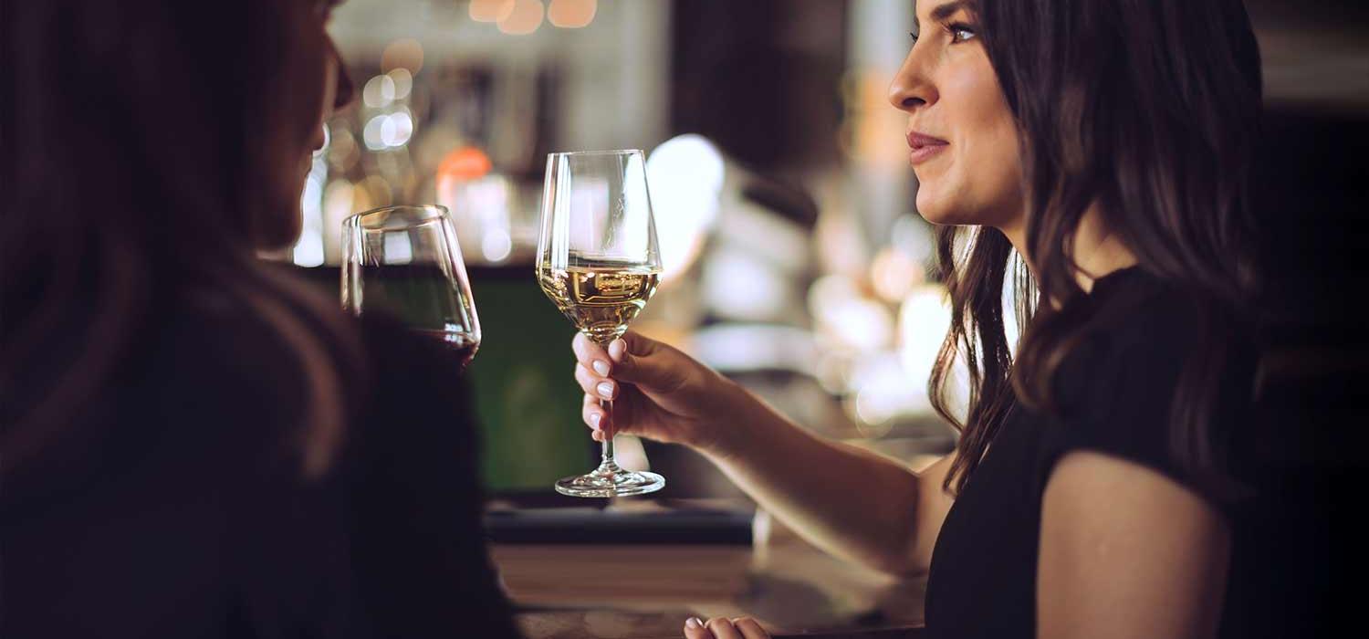 Zwei Freundinnen genießen ihren Wein