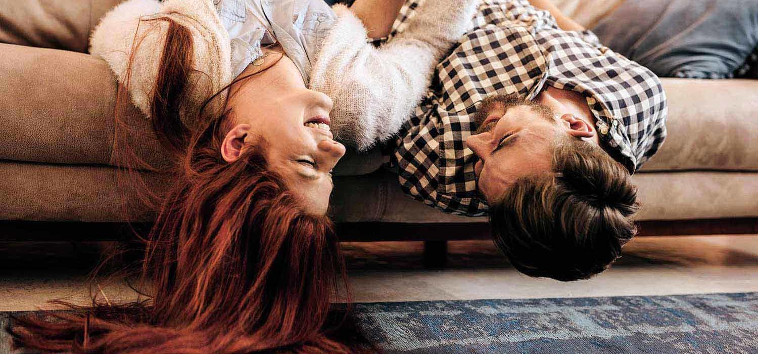 Frau und Manngenießen ihr Wochenende