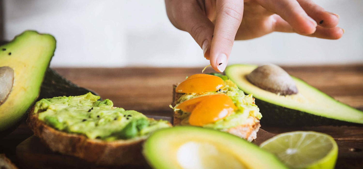 Frau bereitet ein Avocadocreme-Rezept zu