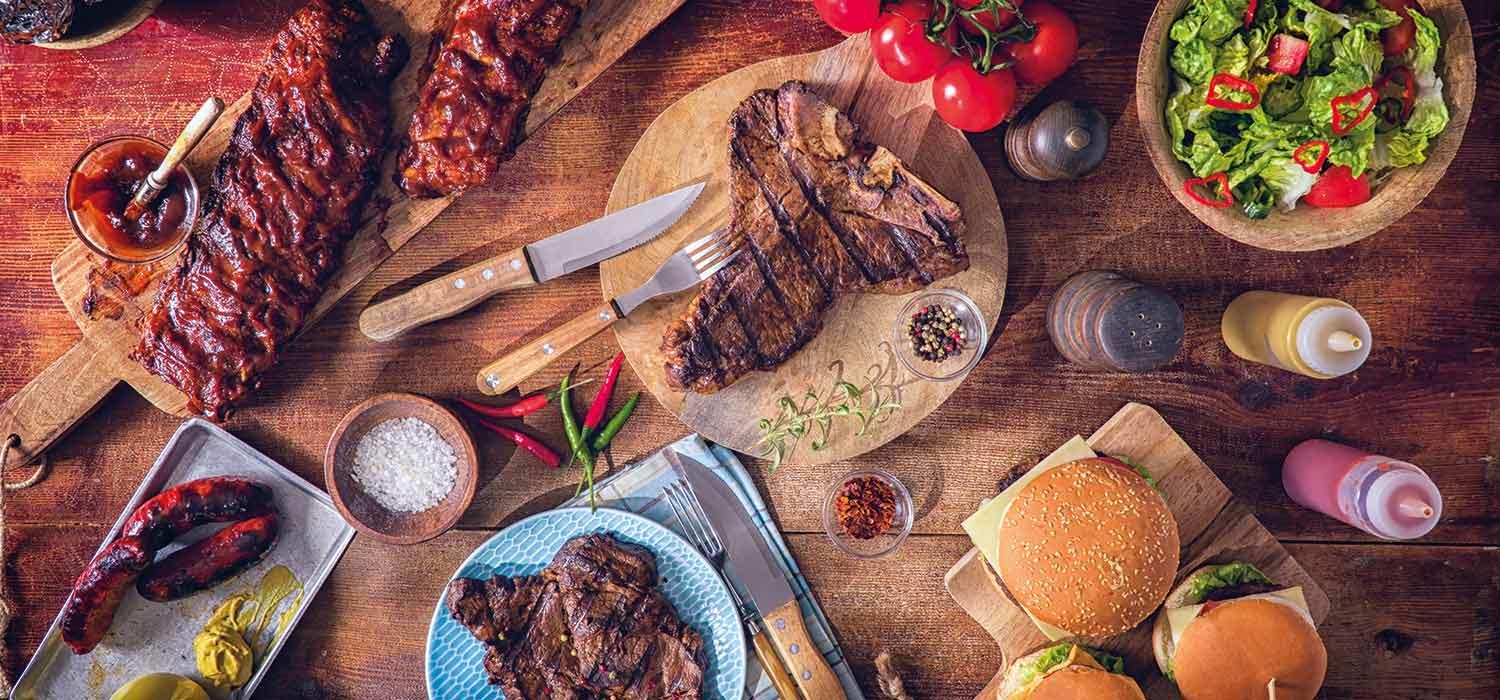 Reichlich gedeckter Barbecue Tisch