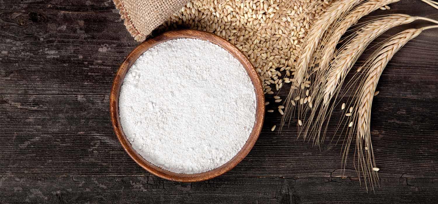 Mehl und Getreide auf der Arbeitsplatte