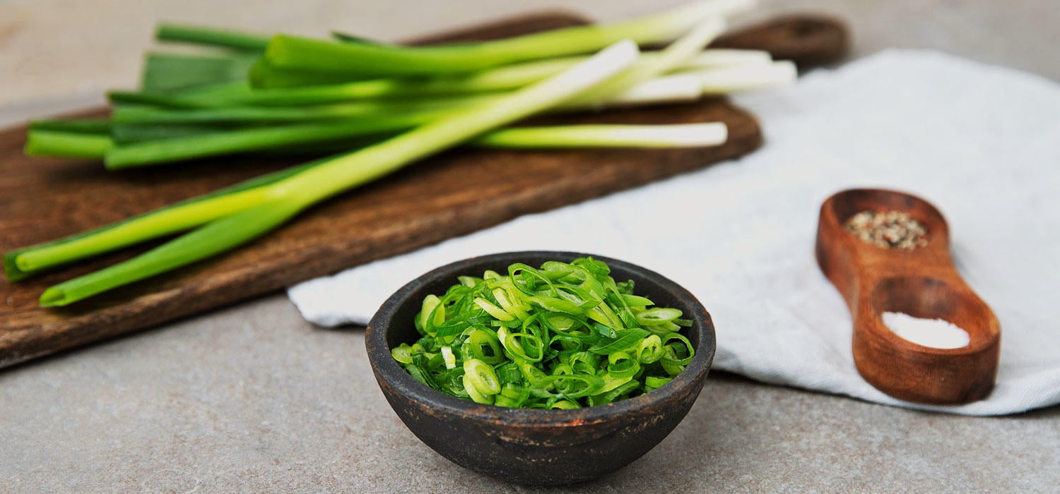 Maggi Kochratgeber Frühlingszwiebeln schneiden 
