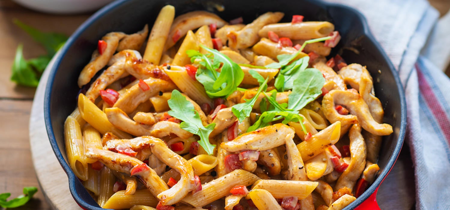 Hähnchen-Nudel-Pfanne mit Rucola