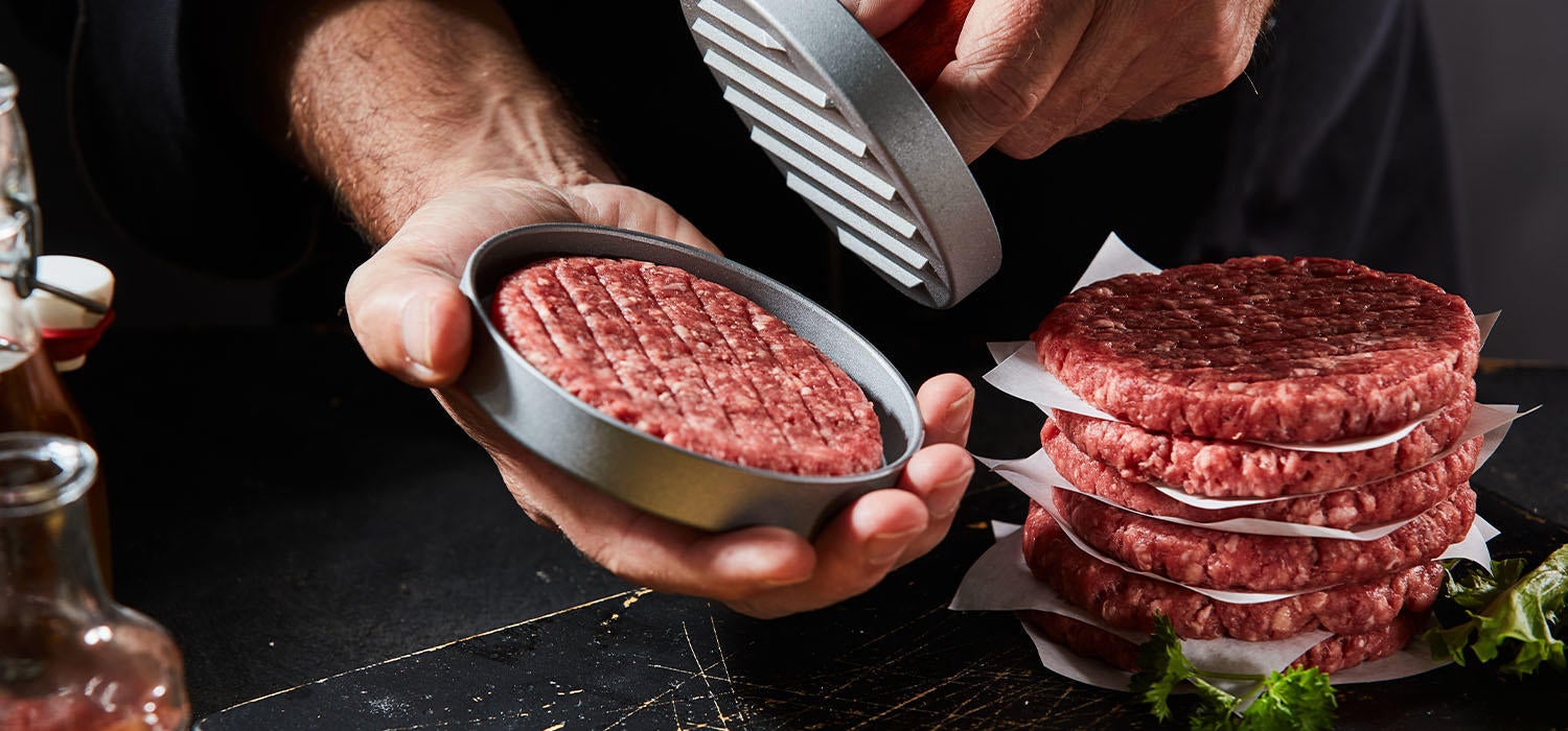 Hackfleisch richtig braten – Formen von Burger-Patties