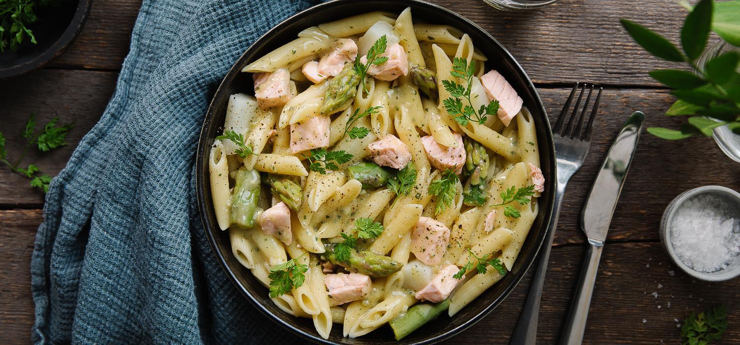 One Pot Pasta mit Spargel und Lachs