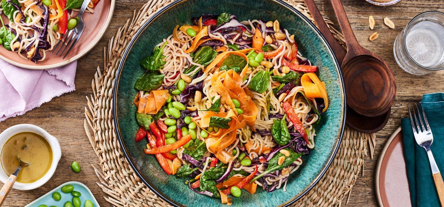 Asiatischer Nudelsalat mit Erdnuss-Sauce