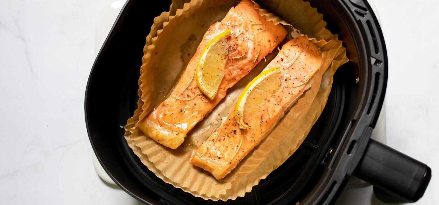 Lachs auf Backpapier in Heißluftfritteuse